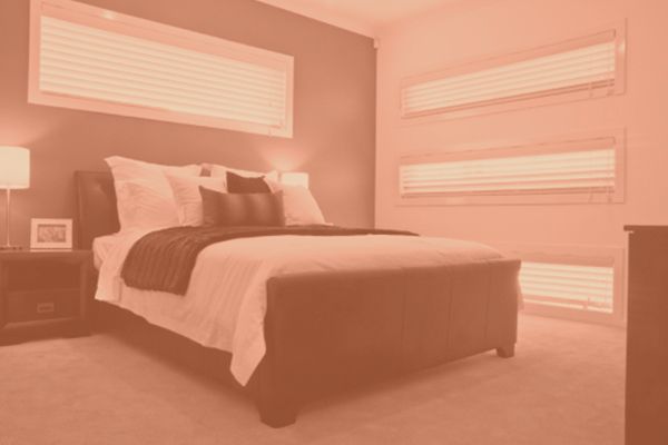 Osio puusälekaihdin makuuhuoneessa