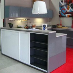 Osio SlimLine liukuovi keittiössä