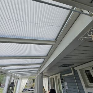 Kattokaihdin terassille