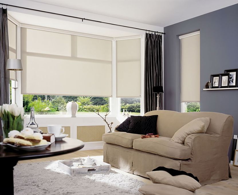 Kuultavat rullaverhot olohuoneessa