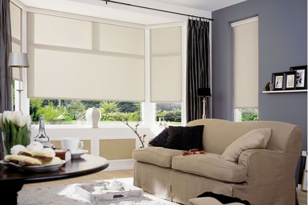 Kuultavat rullaverhot olohuoneessa